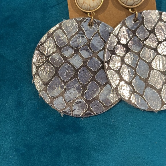 ❤️🎉 NEW Caroline Leather Silver Earrings - Picture 4 of 4